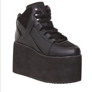 YRU Black Qozmo platforms